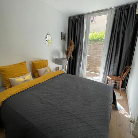 Un Jardin Place De La Comedie Apartment *