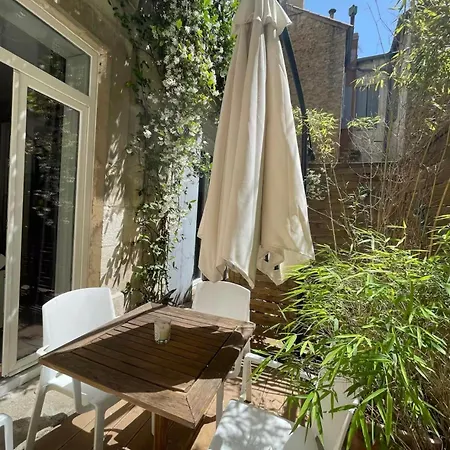 Un Jardin Place De La Comedie