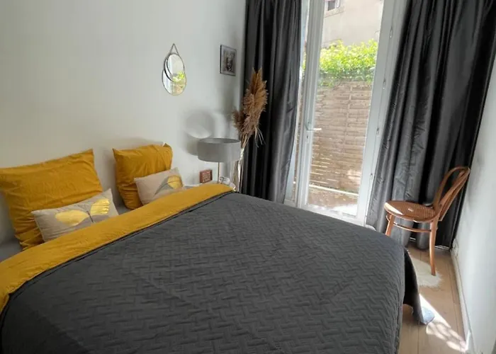Un Jardin Place De La Comedie Apartment *