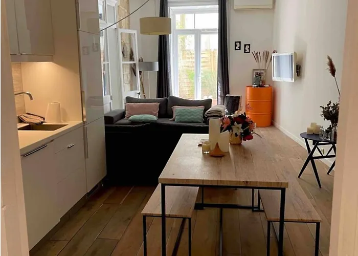 Un Jardin Place De La Comedie Apartment